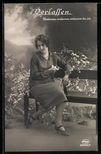 Foto-AK Amag Nr. 63455/1: Verlassen, verlassen bin ich..., Junge Frau auf Bank