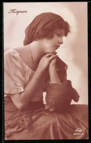 Foto-AK Amag Nr. 63097/4: Mignon, Junge Frau mit gefalteten Händen