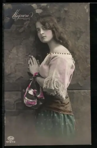 Foto-AK Amag, Mignon faltet die Hände zum Gebet