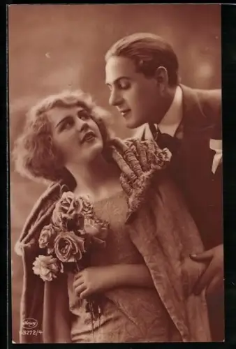 Foto-AK Amag Nr. 63272/4: Elegantes Paar mit Rosen