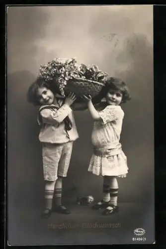 Foto-AK Amag Nr. 61459/1: Kinderpaar mit Blumenkorb, Geburtstagsgruss