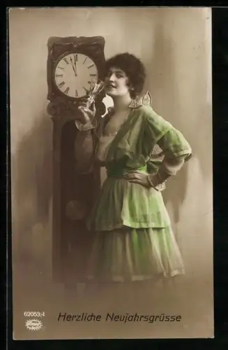 Foto-AK Amag Nr. 62053/4: Fräulein trinkt Sekt vor Standuhr, Neujahrsgruss