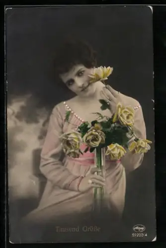 Foto-AK Amag Nr. 62293/4: Fräulein mit gelben Rosen, Tausend Grüsse