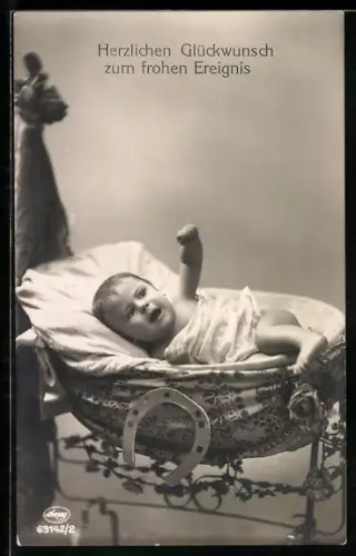 Foto-AK Amag Nr. 63142/2: Baby in Wiege mit Hufeisen, Glückwunsch zur Geburt
