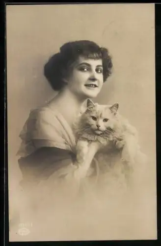 Foto-AK Amag Nr. 61647/1: Fräulein mit Katze auf dem Arm