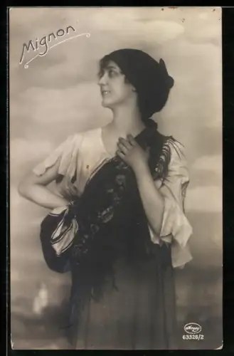 Foto-AK Amag: Nr. 63326 /2, Mignon, Lächelnde Frau blickt zur Seite