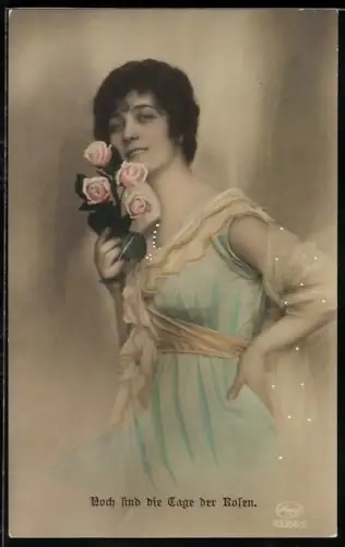 Foto-AK Amag Nr. 62350/2: Frau im hellblauen Kleid mit Rosen