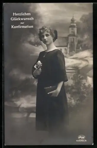 Foto-AK Amag Nr. 63082/6: Junge Frau im Kleid, Im Hintergrund Kirche, Glückwunsch zur Konfirmation