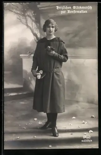 Foto-AK Amag Nr. 63059/2: Junge Frau im Kleid, Glückwunsch zur Konfirmation