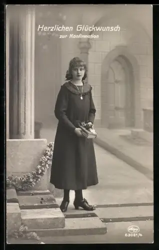 Foto-AK Amag Nr. 63061/4: Junge Frau im Kleid, Glückwunsch zur Konfirmation