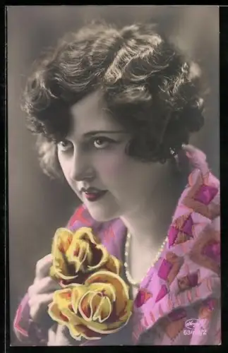 Foto-AK Amag Nr. 63412/2: Junge Frau mit gelben Rosen