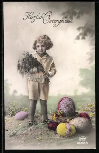 Foto-AK Amag Nr. 63255/5: Kleiner Junge mit Ostereiern, Ostergruss