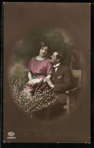 Foto-AK Amag Nr. 60881/3: Liebespaar mit Ostereiern, Ostergruss