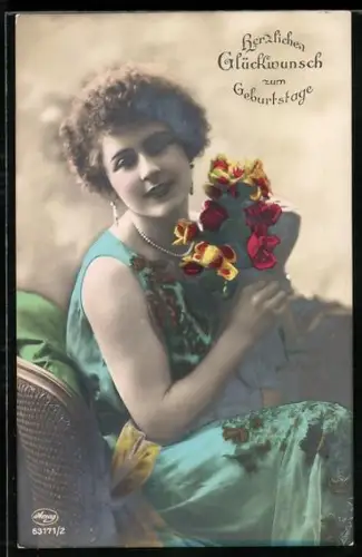 Foto-AK Amag Nr. 63171/2: Fräulein im Kleid mit Rosen, Geburtstagsgruss