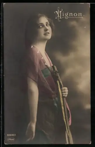 Foto-AK Amag Nr. 62206/3: Mignon, Junge Frau mit Gitarre