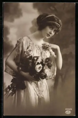 Foto-AK Amag Nr. 61553/5: Fräulein im Kleid mit Rosen