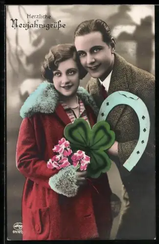 Foto-AK Amag Nr. 64107: Liebespaar mit Hufeisen, Neujahsgruss