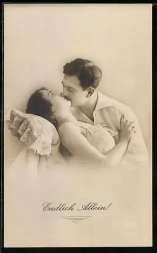 Foto-AK Amag Nr. 61172/1: Liebespaar küsst sich