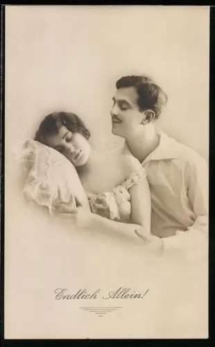 Foto-AK Amag Nr. 1408: Liebespaar mit Kissen