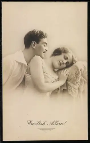 Foto-AK Amag Nr. 1405: Liebespaar mit Kissen