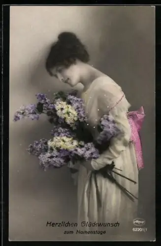 Foto-AK Amag Nr. 62201/1: Junge Frau mit Blumen, Glückwunsch zum Namenstag