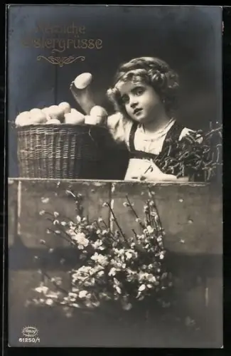 Foto-AK Amag Nr. 61250/1: Kleines Mädchen mit Ostereiern, Ostergruss