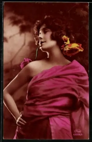 Foto-AK Amag Nr. 63308/5: Junge Frau im rosafarbenen Kleid