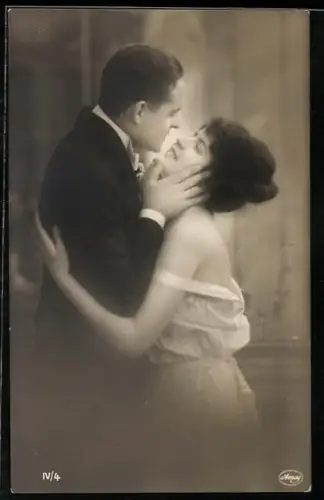 Foto-AK Amag Nr. IV /4: Liebespaar küsst sich