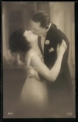 Foto-AK Amag Nr. IV /1: Liebespaar küsst sich