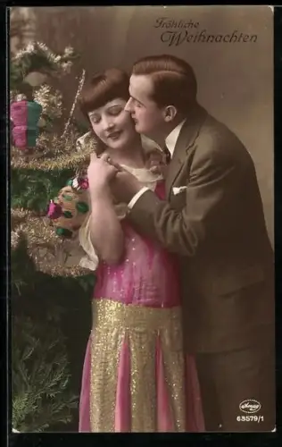 Foto-AK Amag Nr. 63579/1: Liebespaar am Tannenbaum, Weihnachtsgruss