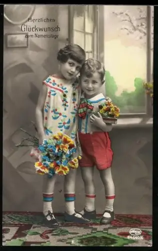 Foto-AK Amag Nr. 64540/6: Kinderpaar mit Blumen, Glückwunsch zum Namenstag