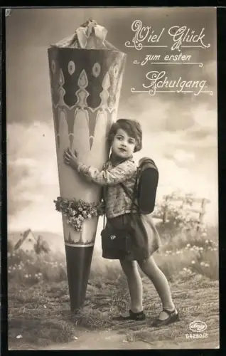 Foto-AK Amag Nr. 64230/2: Kleines Mädchen mit Schultüte, Glückwunsch zum Schulanfang