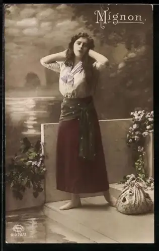 Foto-AK Amag Nr. 61076/2: Mignon, Junge Frau am Ufer