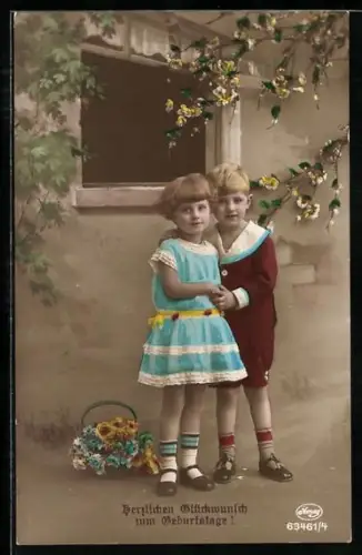 Foto-AK Amag: Zwei Kinder mit einem Korb Blumen am Fenster, Namenstagsgrüsse