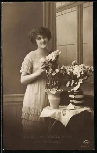 Foto-AK Amag Nr. 61460/5: Junge Frau im Kleid mit Blumen, Geburtstagsgruss