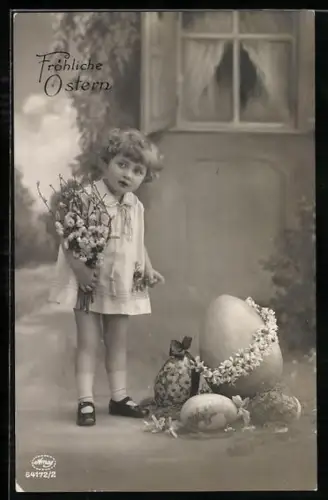 Foto-AK Amag Nr. 64172/2: Kleines Mädchen mit Ostereiern, Ostergruss