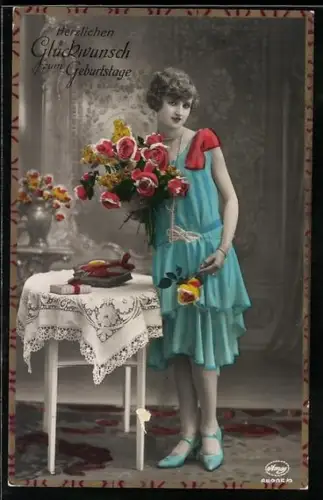 Foto-AK Amag Nr. 64205/2: Fräulein mit Rosen, Geburtstagsgruss