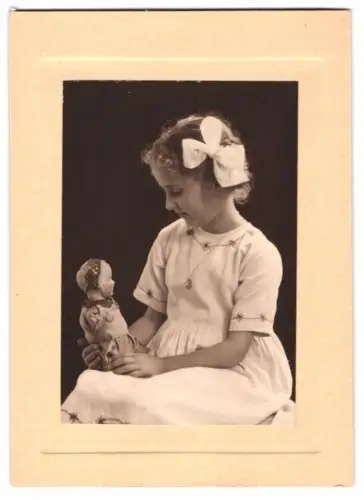 2 Fotografien niedliches Mädchen mit ihrer Puppe