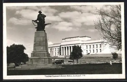 AK Auckland, Memorial Museum & Burns Statue