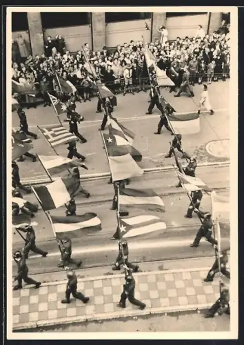 AK Amsterdam, Bevrijdingfesten 1945, Défilé op den Dam 1945