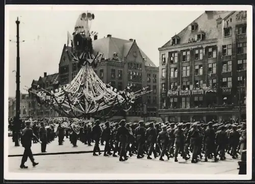 Foto-AK Bevrijdingsfeesten 28.6.1945, niederländisches Militärorchester während der Parade zur Befreiung der Niederlande