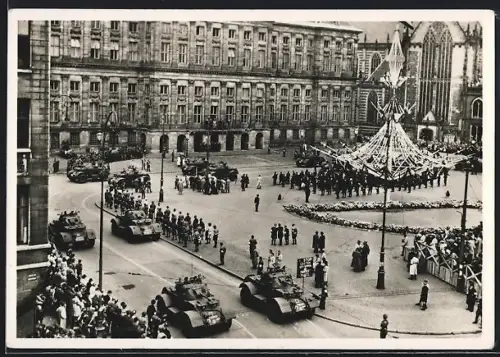 AK Amsterdam, Beverdingsfeesten 1945, Defilé op den Dam 45