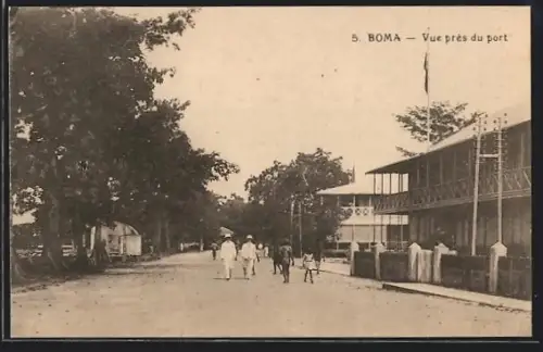 AK Boma, Vue pres du port