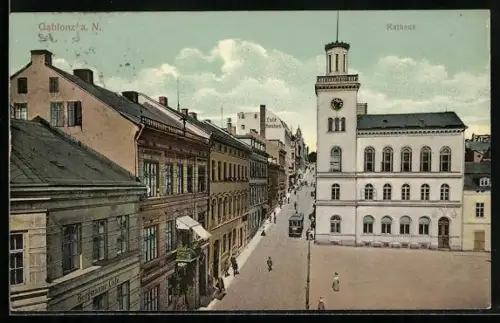 AK Gablonz a. N., Rathaus und Strassenpartie mit Strassenbahn