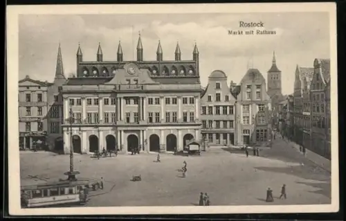 AK Rostock, Markt mit Geschäften und Rathaus, Strassenbahn