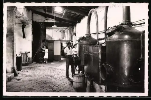 AK Grasse, Cité des parfums, Une batterie d'alambics de la Parfumerie Fragonard