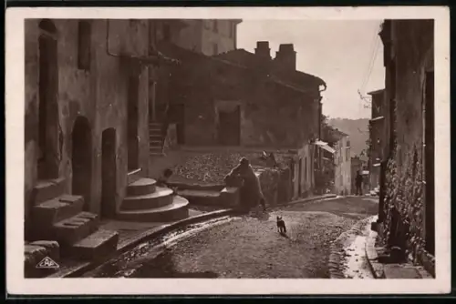 AK Cagnes-sur-Mer, la rue du Général Béranger, une femme et un chat sur la route