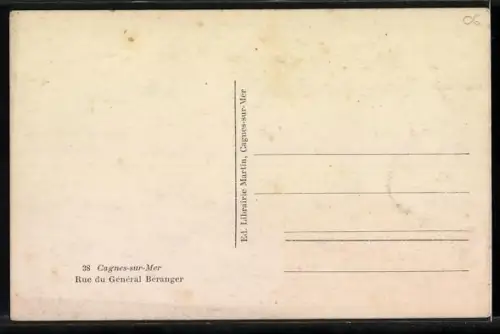 AK Cagnes-sur-Mer, la rue du Général Béranger, une femme et un chat sur la route