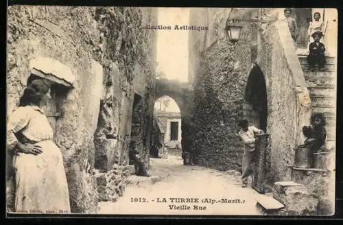 AK La Turbie, Vieille-Rue animée avec habitants locaux