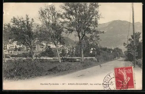 AK Argelès-Gazost, Hautes-Pyrénées, Les vieilles Maisons